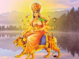 देवी कूष्मांडा की पूजा करते हुए एक भक्त की तस्वीर