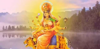 देवी कूष्मांडा की पूजा करते हुए एक भक्त की तस्वीर