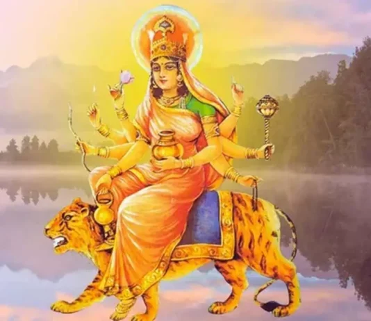 देवी कूष्मांडा की पूजा करते हुए एक भक्त की तस्वीर