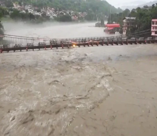 हिमाचल प्रदेश में बाढ़ और भारी बारिश के कारण बहती सड़कें और जलमग्न क्षेत्र, बचाव कार्य में लगे एनडीआरएफ कर्मी और फंसे लोग।