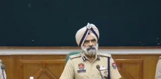 पंजाब पुलिस के DIG के घर CBI रेड: सीक्रेट बंकर में छिपा था ₹7.50 करोड़ का कैश और करोड़ों का सोना, 50 बेनामी संपत्तियों का खुलासा पंजाब पुलिस डीआईजी हरचरण सिंह भुल्लर के घर सीबीआई रेड में सीक्रेट बंकर से जब्त 7.50 करोड़ रुपये कैश, सोना और 50 बेनामी संपत्तियों के दस्तावेज़ों की तस्वीर।