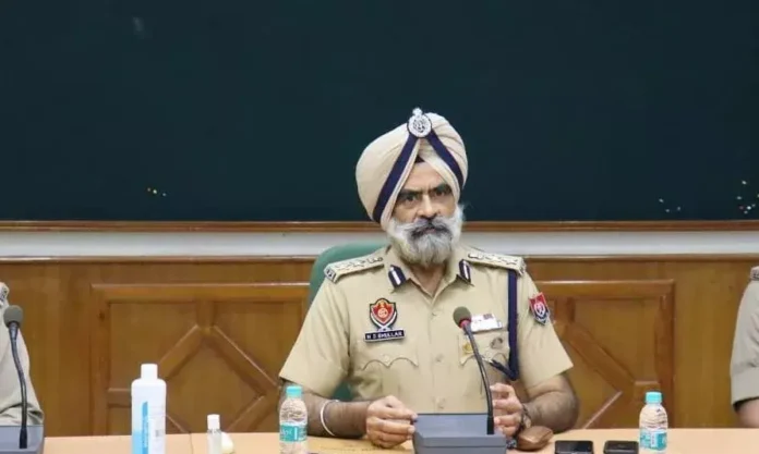 पंजाब पुलिस डीआईजी हरचरण सिंह भुल्लर के घर सीबीआई रेड में सीक्रेट बंकर से जब्त 7.50 करोड़ रुपये कैश, सोना और 50 बेनामी संपत्तियों के दस्तावेज़ों की तस्वीर।