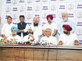 शिरोमणि अकाली दल के वरिष्ठ नेता का कांग्रेस जॉइनिंग, पंजाब कांग्रेस प्रमुख के साथ हाथ मिलाते हुए, अकाली दल को झटका