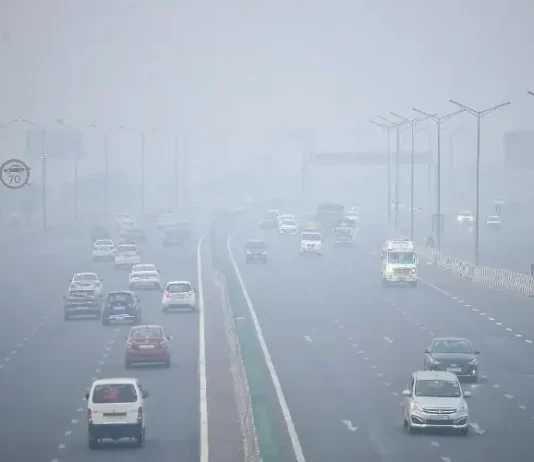 Delhi AQI 400+ smog pollution from stubble burning and vehicles causing 'Very Poor' air quality