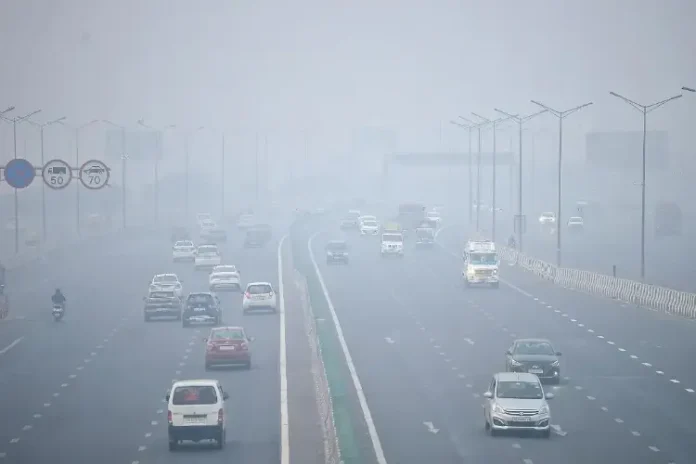 Delhi AQI 400+ smog pollution from stubble burning and vehicles causing 'Very Poor' air quality