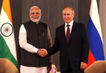 दिल्ली में 23वें भारत-रूस वार्षिक शिखर सम्मेलन के दौरान प्रधानमंत्री नरेंद्र मोदी और राष्ट्रपति व्लादिमीर पुतिन गर्मजोशी से हाथ मिलाते हुए।