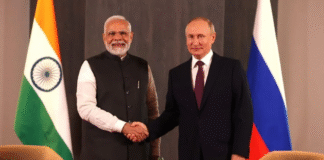 दिल्ली में 23वें भारत-रूस वार्षिक शिखर सम्मेलन के दौरान प्रधानमंत्री नरेंद्र मोदी और राष्ट्रपति व्लादिमीर पुतिन गर्मजोशी से हाथ मिलाते हुए।