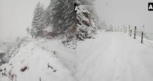 उत्तर भारत में बर्फबारी का तांडव: हिमाचल और डोडा में 560 से ज्यादा सड़कें बंद,