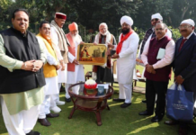 ਪ੍ਰਧਾਨ ਮੰਤਰੀ ਨਰਿੰਦਰ ਮੋਦੀ ਡੇਰਾ ਸੱਚਖੰਡ ਬੱਲਾਂ ਦੇ ਮੁਖੀ ਸੰਤ ਨਿਰੰਜਨ ਦਾਸ ਜੀ ਨਾਲ ਮੁਲਾਕਾਤ ਕਰਦੇ ਹੋਏ।