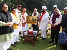 ਪ੍ਰਧਾਨ ਮੰਤਰੀ ਨਰਿੰਦਰ ਮੋਦੀ ਡੇਰਾ ਸੱਚਖੰਡ ਬੱਲਾਂ ਦੇ ਮੁਖੀ ਸੰਤ ਨਿਰੰਜਨ ਦਾਸ ਜੀ ਨਾਲ ਮੁਲਾਕਾਤ ਕਰਦੇ ਹੋਏ।