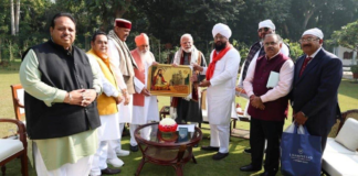 ਪ੍ਰਧਾਨ ਮੰਤਰੀ ਨਰਿੰਦਰ ਮੋਦੀ ਡੇਰਾ ਸੱਚਖੰਡ ਬੱਲਾਂ ਦੇ ਮੁਖੀ ਸੰਤ ਨਿਰੰਜਨ ਦਾਸ ਜੀ ਨਾਲ ਮੁਲਾਕਾਤ ਕਰਦੇ ਹੋਏ।