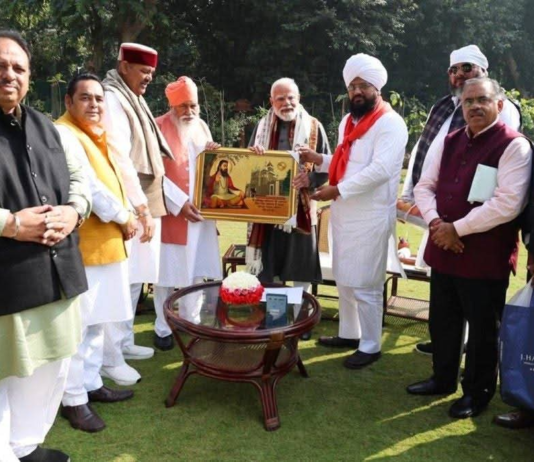 ਪ੍ਰਧਾਨ ਮੰਤਰੀ ਨਰਿੰਦਰ ਮੋਦੀ ਡੇਰਾ ਸੱਚਖੰਡ ਬੱਲਾਂ ਦੇ ਮੁਖੀ ਸੰਤ ਨਿਰੰਜਨ ਦਾਸ ਜੀ ਨਾਲ ਮੁਲਾਕਾਤ ਕਰਦੇ ਹੋਏ।