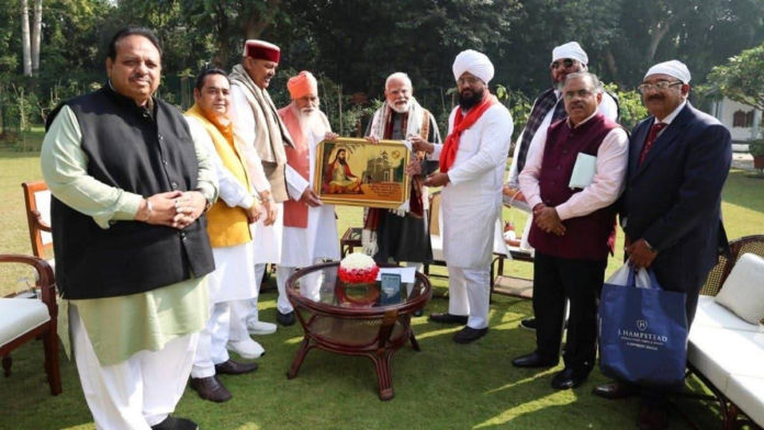 ਪ੍ਰਧਾਨ ਮੰਤਰੀ ਨਰਿੰਦਰ ਮੋਦੀ ਡੇਰਾ ਸੱਚਖੰਡ ਬੱਲਾਂ ਦੇ ਮੁਖੀ ਸੰਤ ਨਿਰੰਜਨ ਦਾਸ ਜੀ ਨਾਲ ਮੁਲਾਕਾਤ ਕਰਦੇ ਹੋਏ।