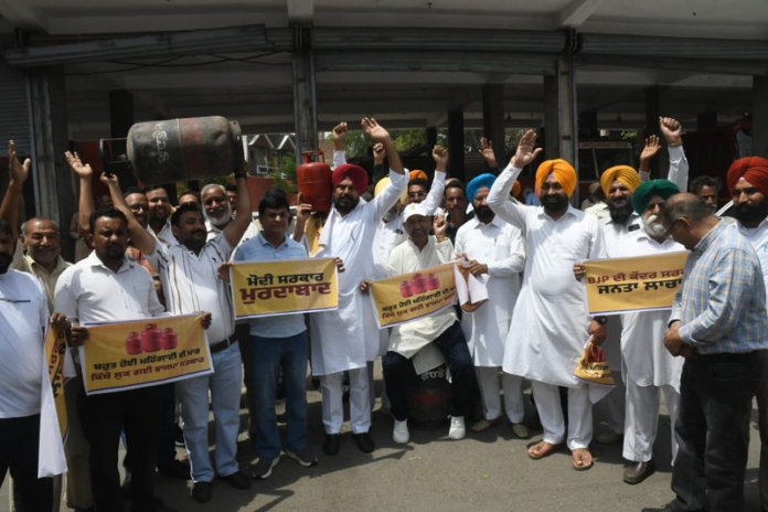 LPG Price Hike Protests: Commercial LPG cylinder ki badhti kimton par Punjab mein bawaal; Hotel Association ne Kendra ko di chetawani.